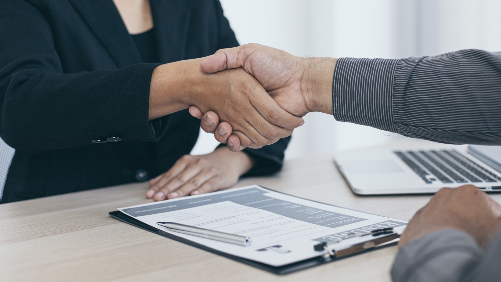 Nowe wsparcie dla bezrobotnych! 1662 zł zasiłku, pożyczki i bony – Prezydent podpisał ustawę!