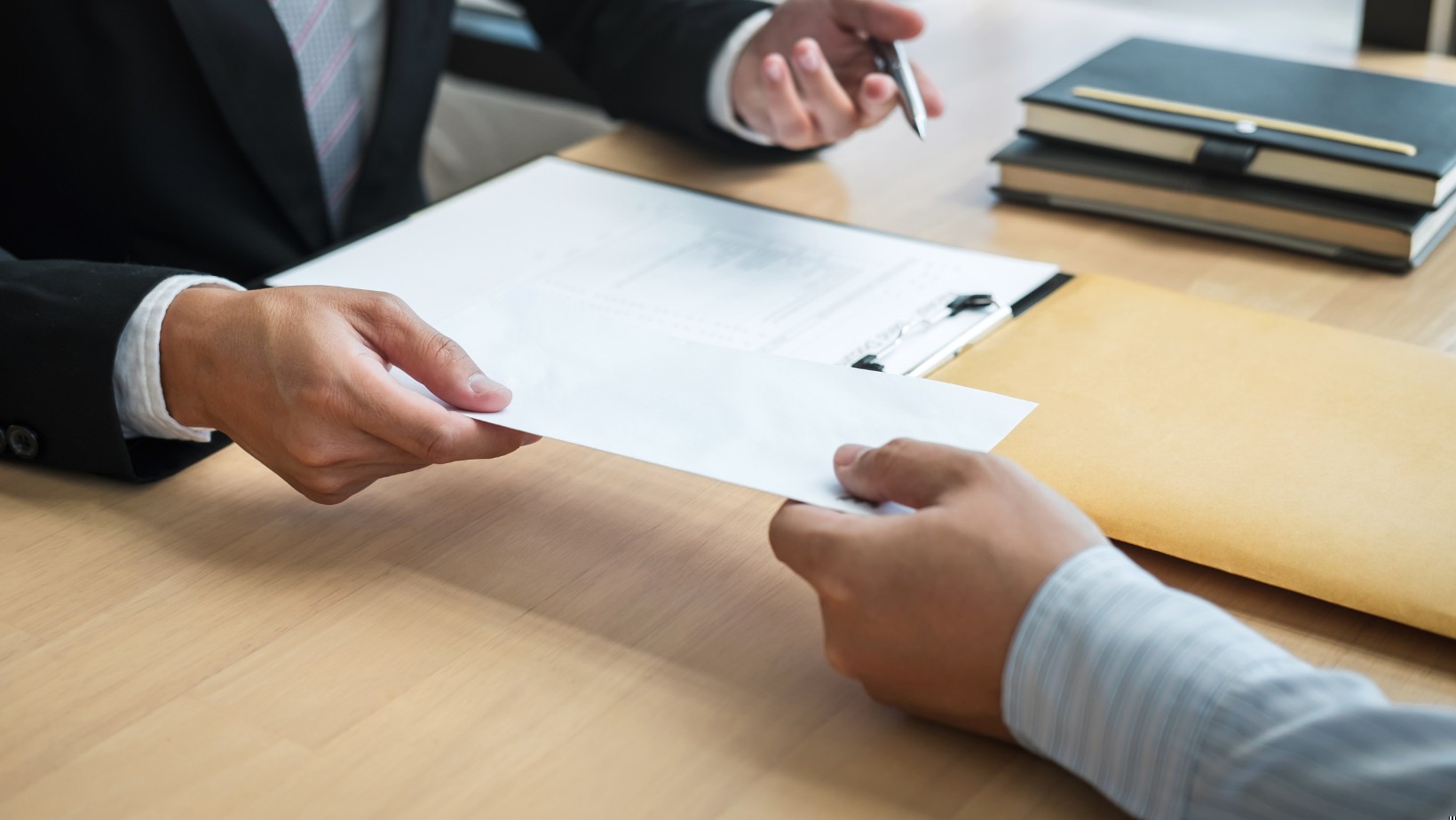 Pracodawcy muszą wypłacić pracownikom 300 zł dofinansowania! Komu przysługuje wsparcie?