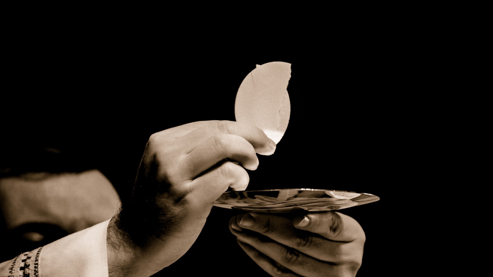 Jesteś po rozwodzie i w nowym związku? Czy współżyjąc z partnerem, można przystąpić do Komunii?