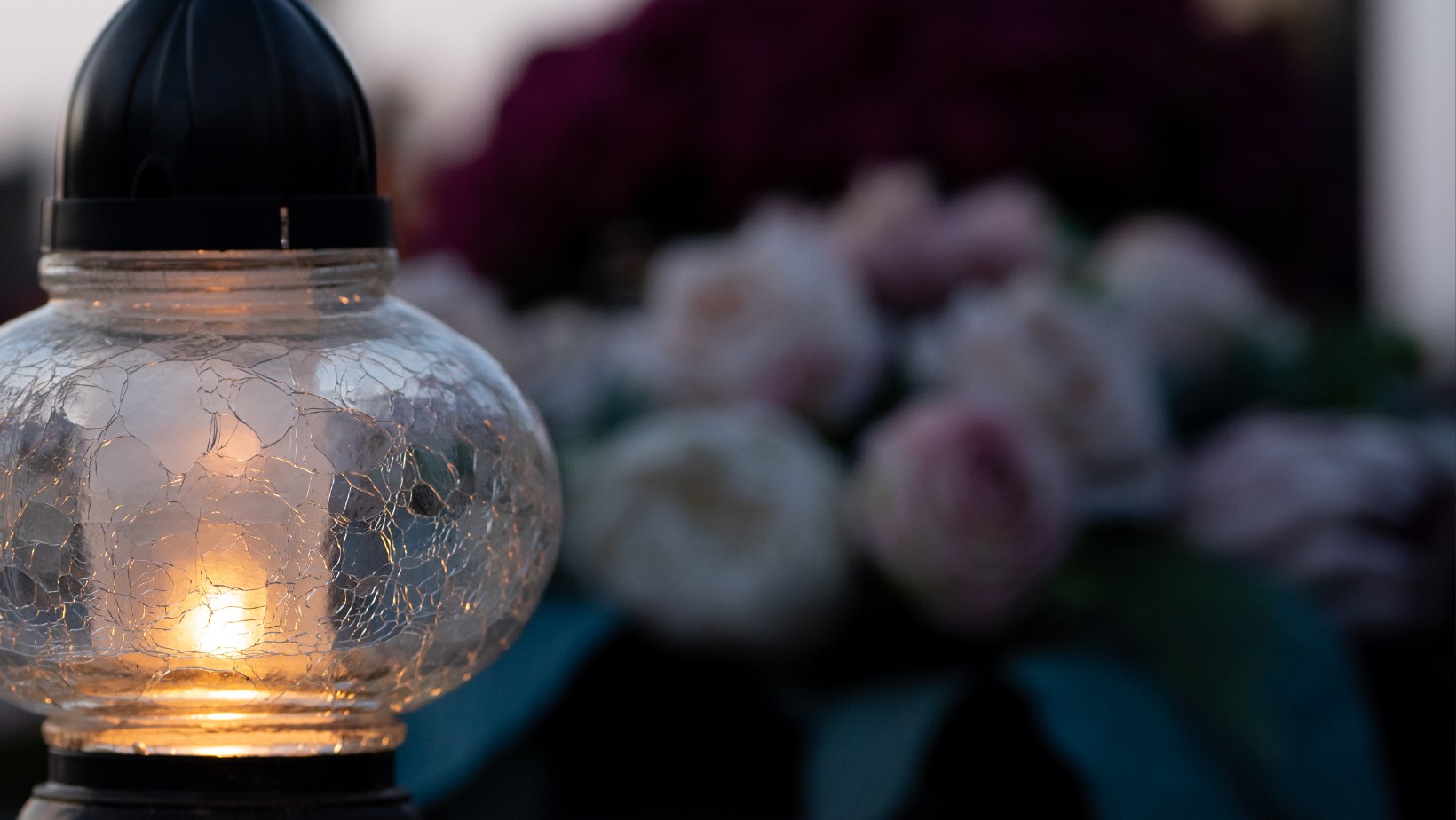 „Najważniejsza jest nasza pamięć, a nie ilość przedmiotów na grobach” – będzie zakaz palenia zniczy?