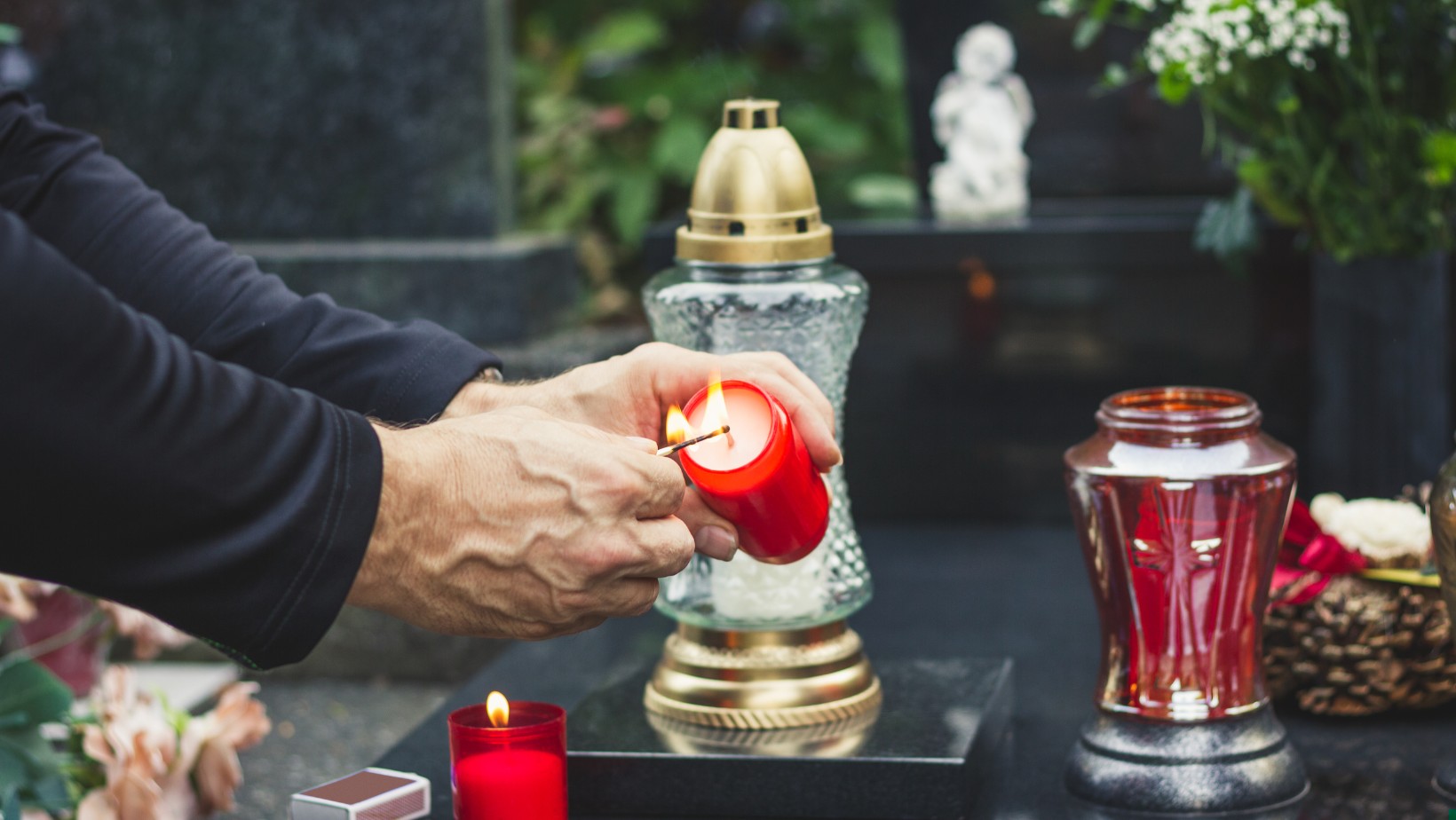 Policja apeluje! Tych rzeczy nie zabieraj na cmentarz 1 listopada!