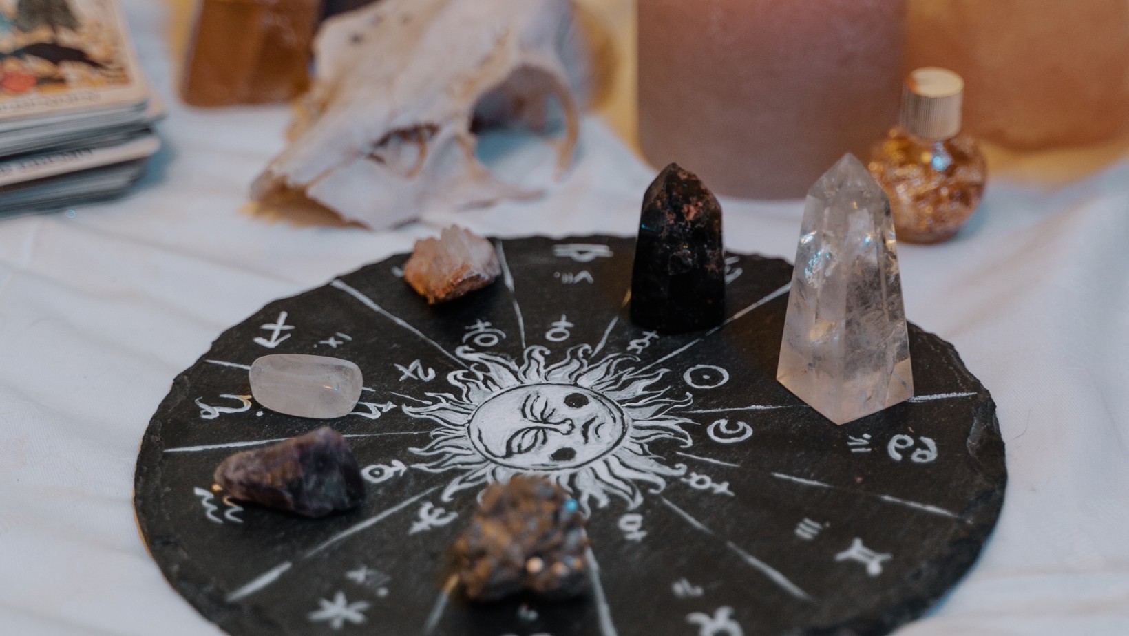 Ostrożnie z sekretami: 3 znaki zodiaku, którym nie warto ich powierzać!