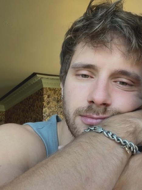 Zdjęcie "Usiądziesz sobie wygodnie na kanapie" - Zaskakująca aukcja Macieja Musiała dla WOŚP #1