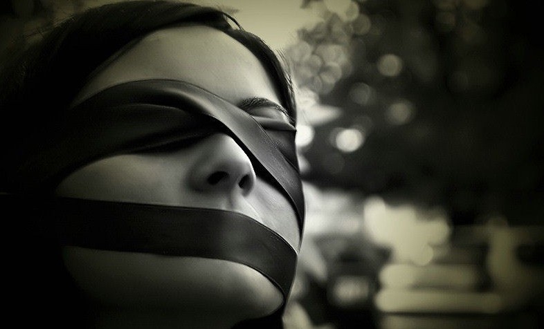 Źle jest po omacku dobijać się do życia.