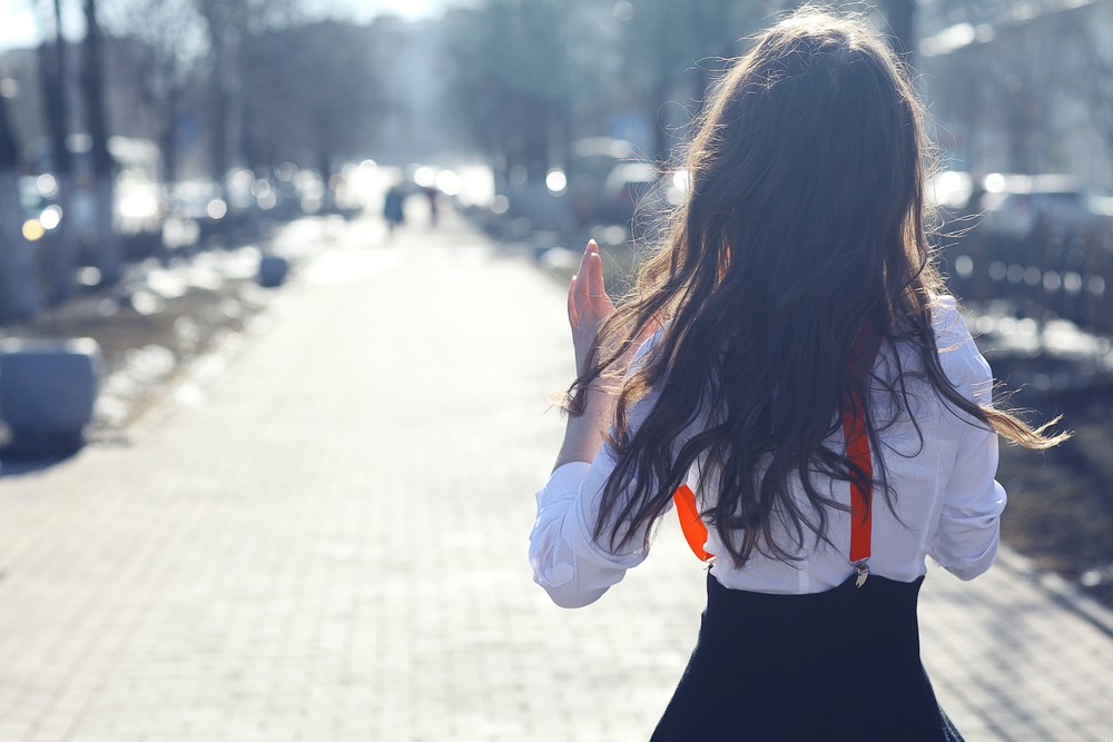 Po wszystkich ulicach miasta chodzili ludzie, ale nie mogłaby się …