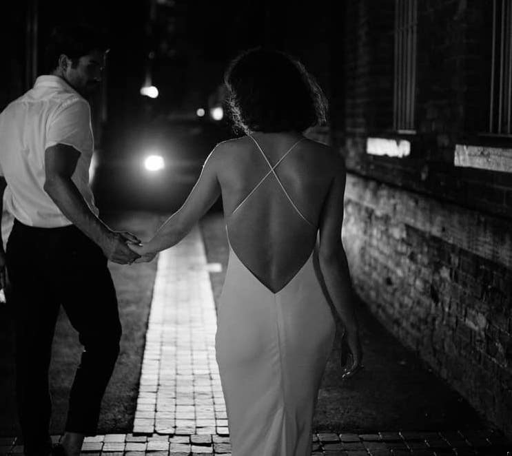 Nie była w jego typie, powtarzał to tysiąc razy, nie pomagało. Zaszła mu za skórę, weszła …