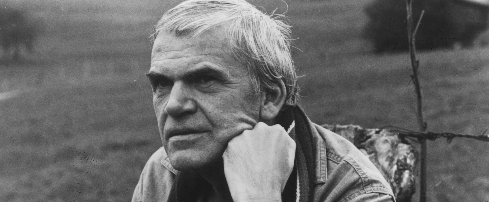 Miał ochotę wyjść ze swego życia tak, jak się wychodzi …