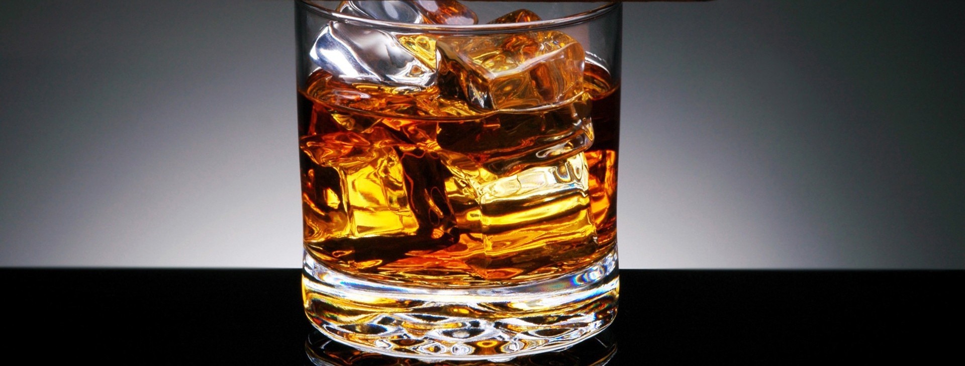 Siedzę w domu, piję szkocką i myślę o tobie.