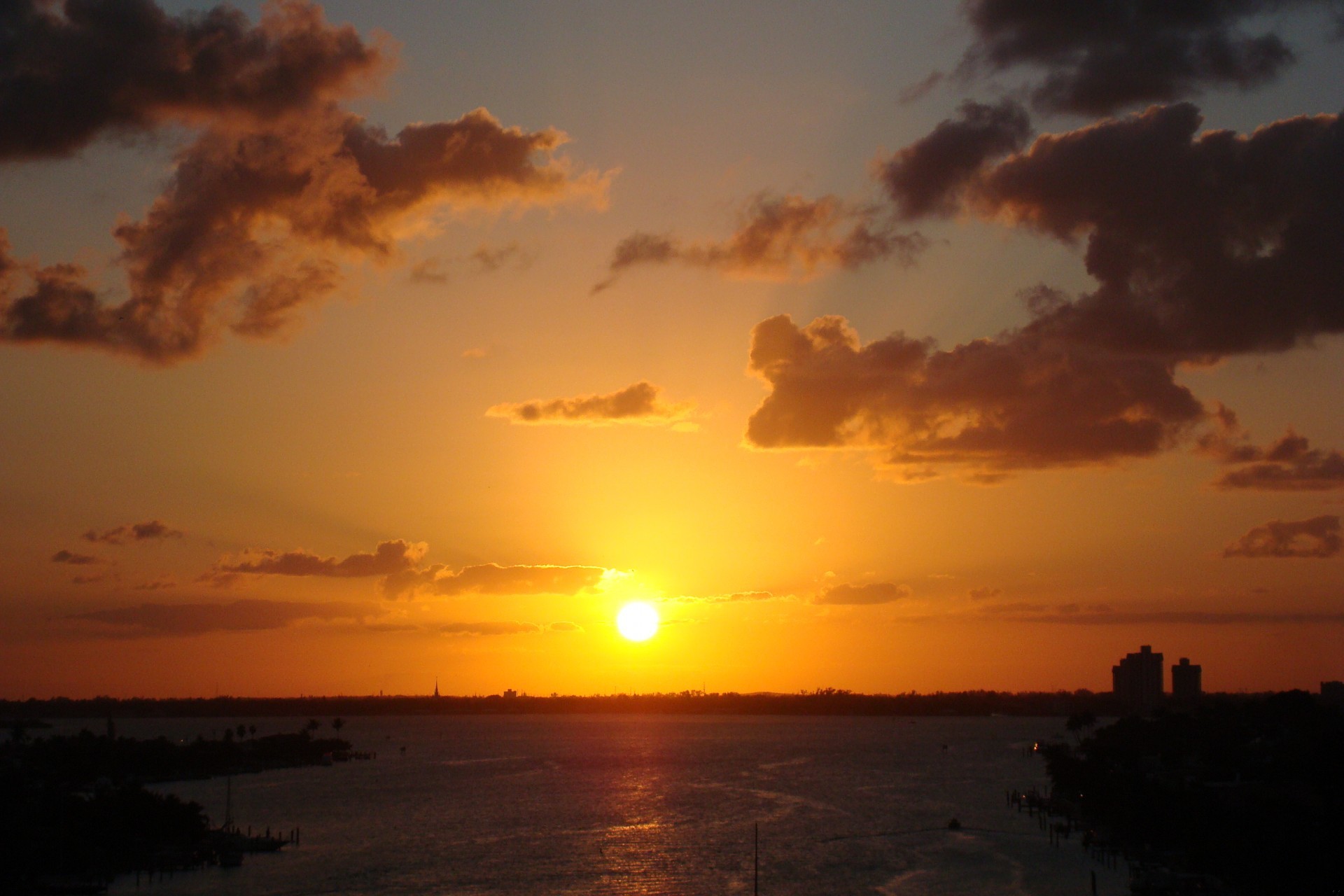 Idźmy i szydźmy z świata jasnym czołem: fałsz serca i …