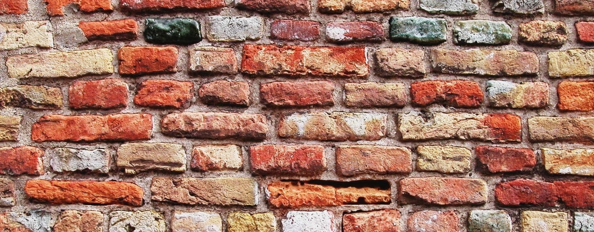 To jest tak, że wylatuje jedna cegła a burzy się …