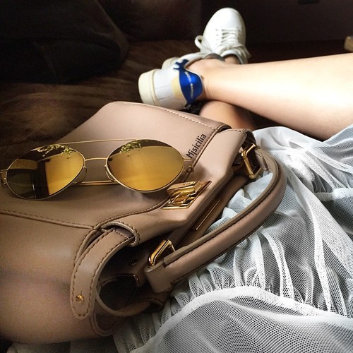 Trzeba bowiem się oddalić, żeby być naprawdę blisko.