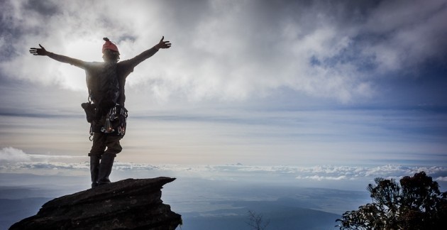 Mądry człowiek nie musi udowadniać sobie swojej wartości, wspinając się …