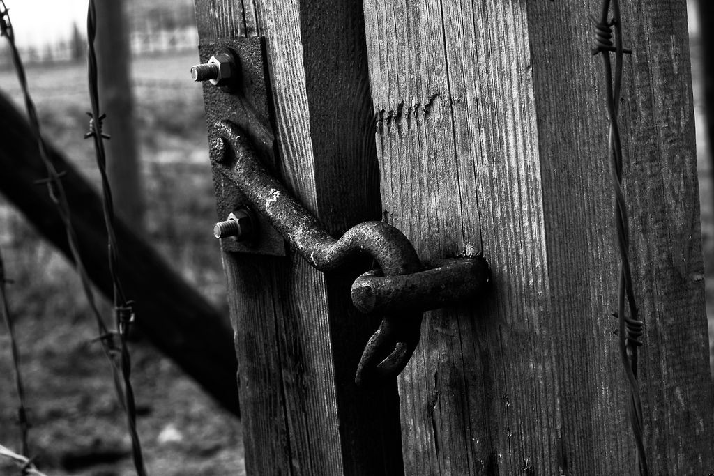 Bram nie buduje się po to, aby stały otworem…