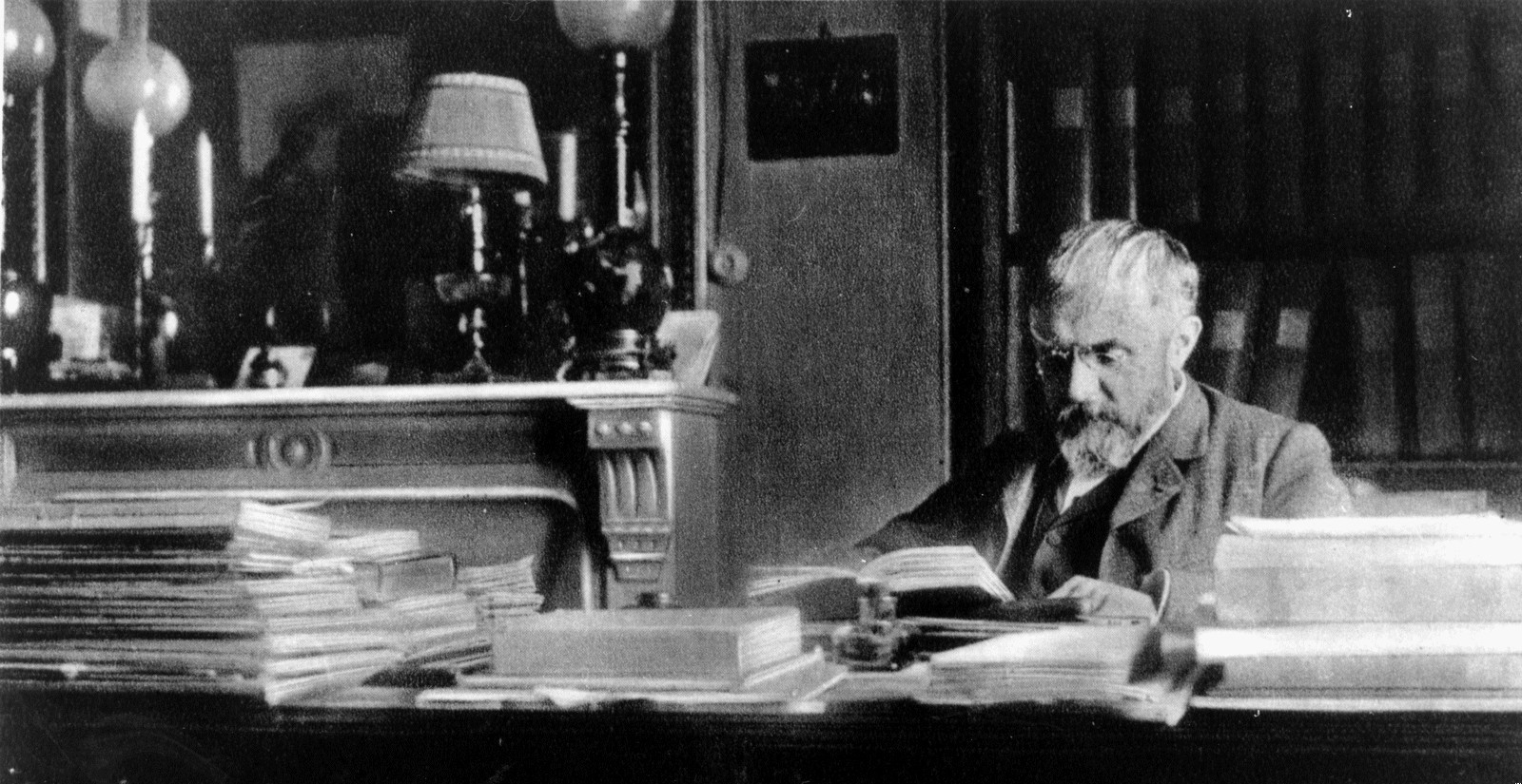 Wiedzę buduje się z faktów, jak dom z kamienia; ale …