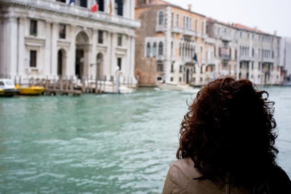 Każdy z poranków świata przychodzi raz tylko, wszystkie mijają bezpowrotnie.