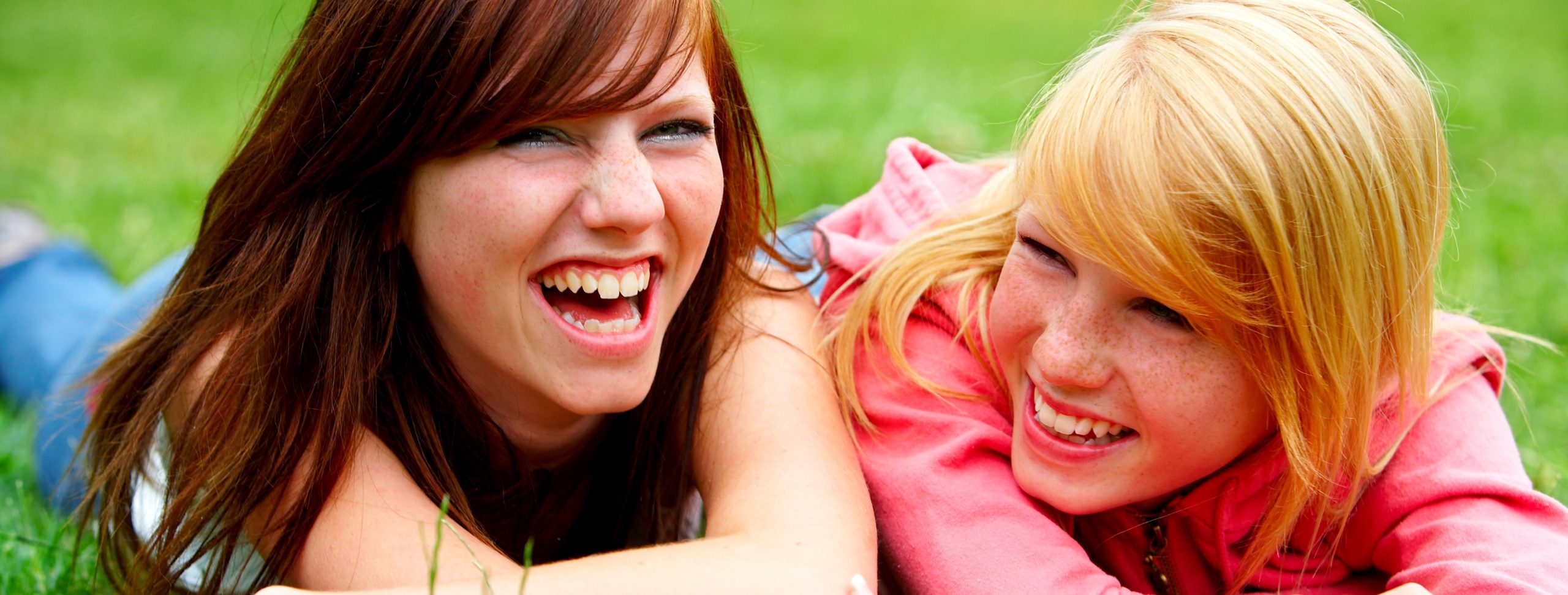 Uśmiech przeskakiwał jak maleńka pchełka z twarzy na twarz.