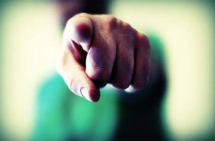 Gdy człowiek wytyka kogoś palcami, powinien pamiętać, że pozostałe cztery …