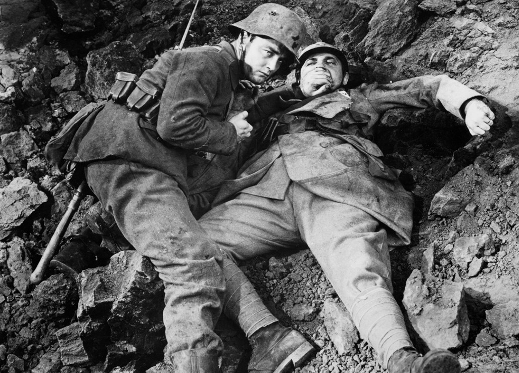 Pola zryte lejami wewnątrz nas i zewnątrz.