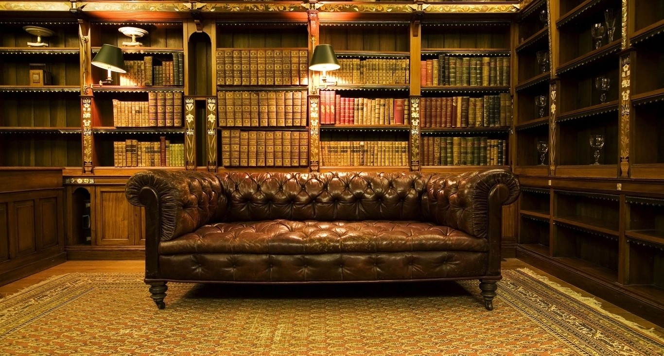 Inteligentny człowiek, będąc w obcym mieszkaniu, powinien najpierw obejrzeć książki, …