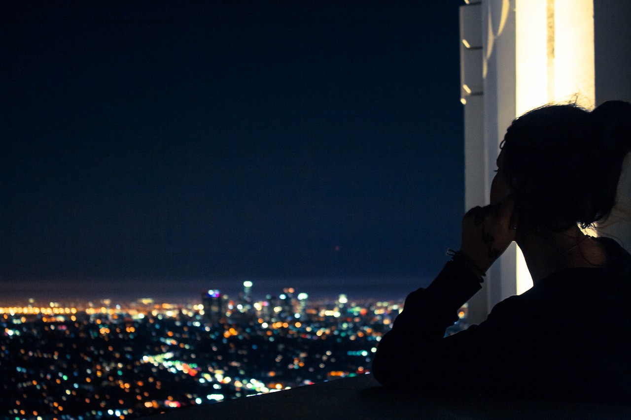 Przyjdź i przypomnij mi, że jeszcze żyję.