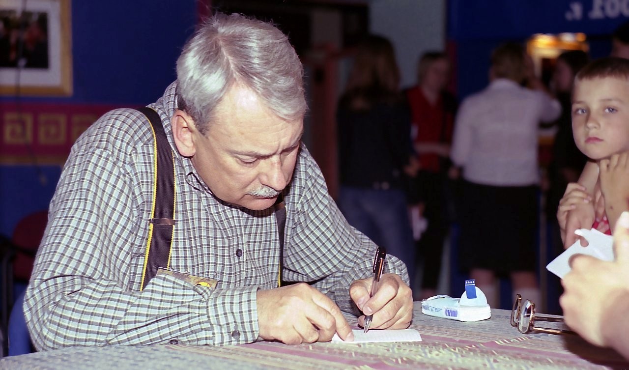 (…) im więcej krzywdy dzieje się idiotom, tym większa korzyść …