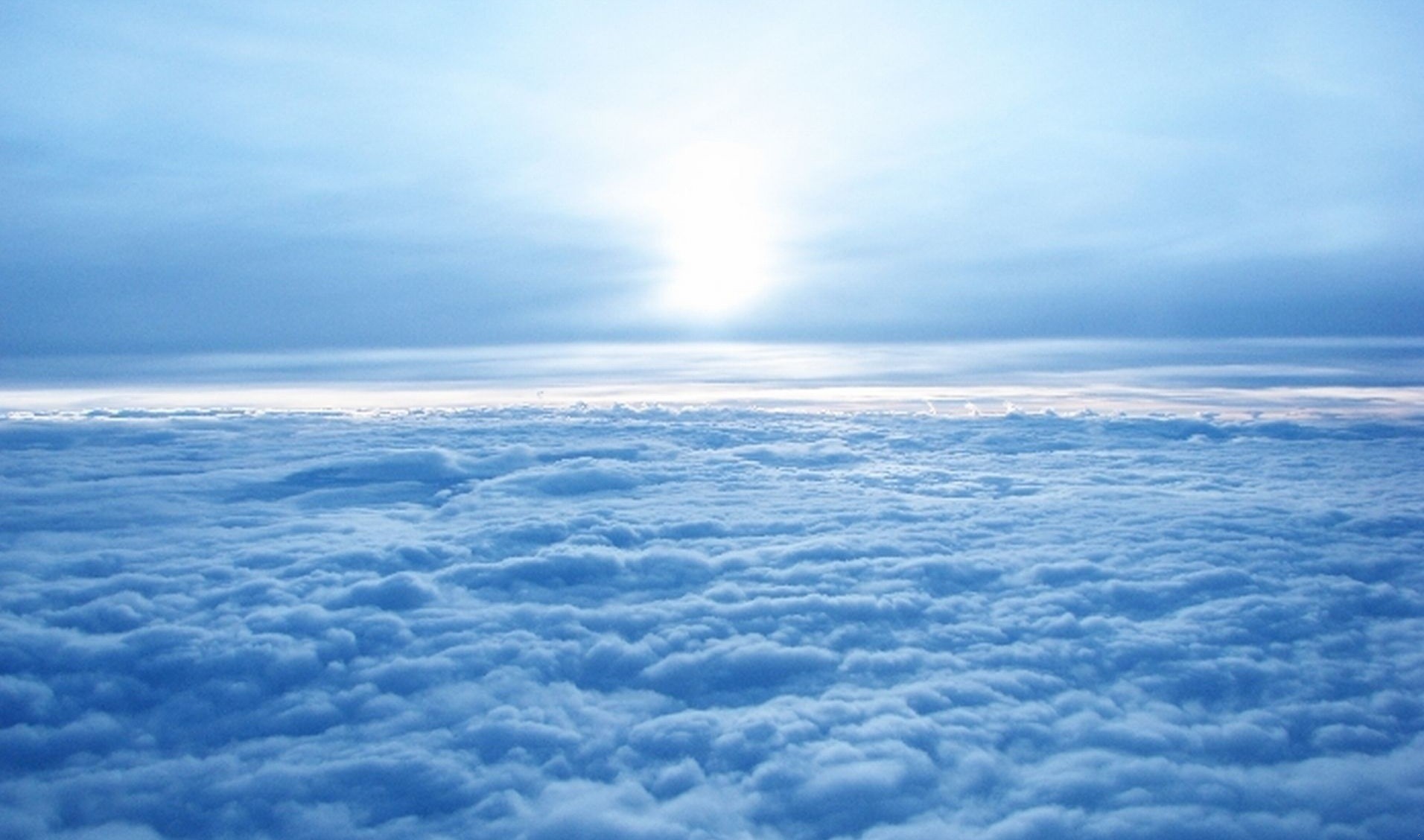 -W Niebo też nie wierzę. -Jakoś niespecjalnie przeszkadza mu to …