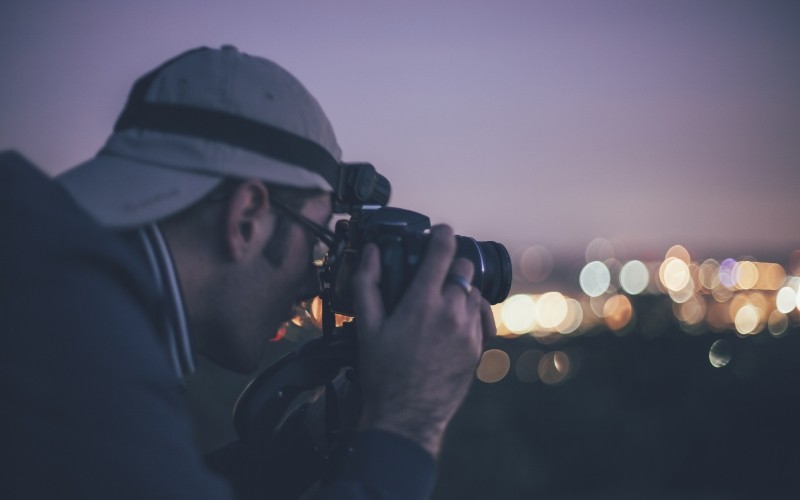 Pusty śmiech w marmurowych korytarzach.