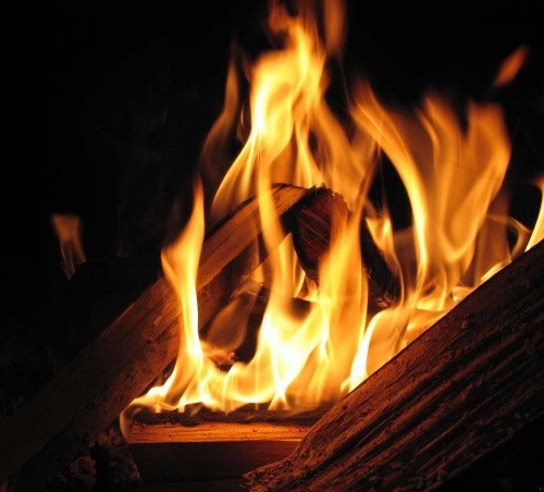 Wielki płomień rodzi się z małej iskry.