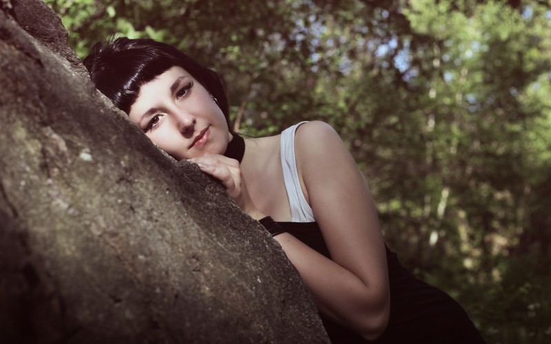 Jest kobietą wyzwoloną, to znaczy bardzo pijaną i silnie umalowaną.