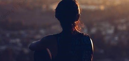 W korowodzie myśli zasypiając, broniąc się przed tym, do czego …