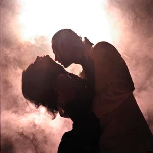 A przed człowiekiem schronić się można jedynie w objęcia innego …