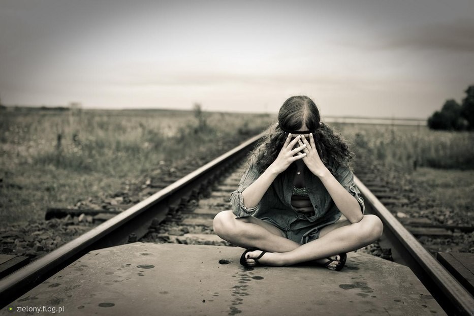 Ludzie patrzyli z daleka, bo z daleka łatwiej patrzeć na …