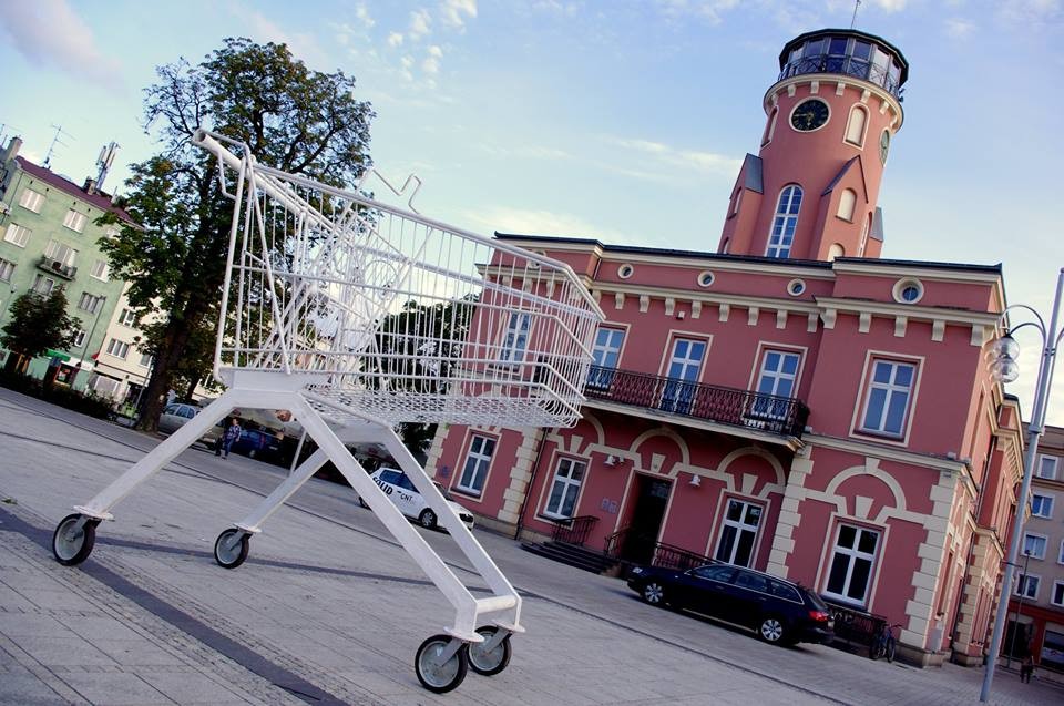 Nauka nie zajmuje się takimi własnościami bytu, do których należy …