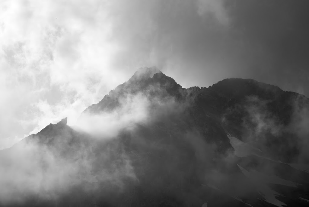 Człowiek potyka się o kretowiska, nie o góry.