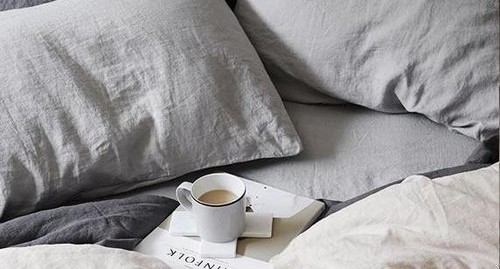 Zamglony mgiełką smutku jej wzrok nie sięgnie daleko.