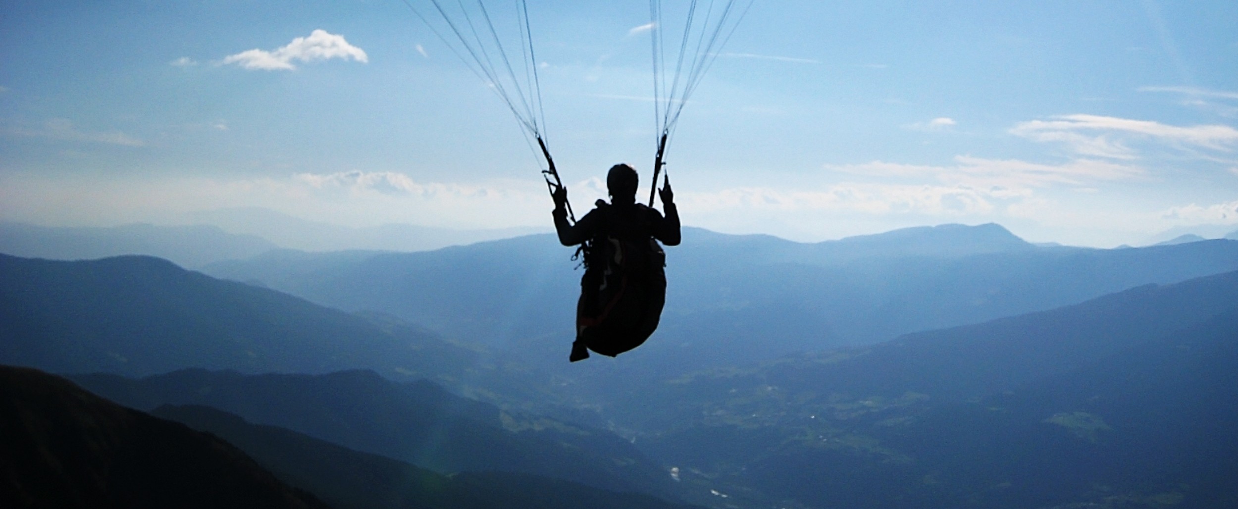 Trzeba bowiem się oddalić, żeby być naprawdę blisko.