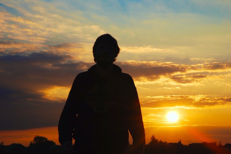 Podróż na dachu pociągu, jadącego w stronę zachodzącego słońca. Wiatr …