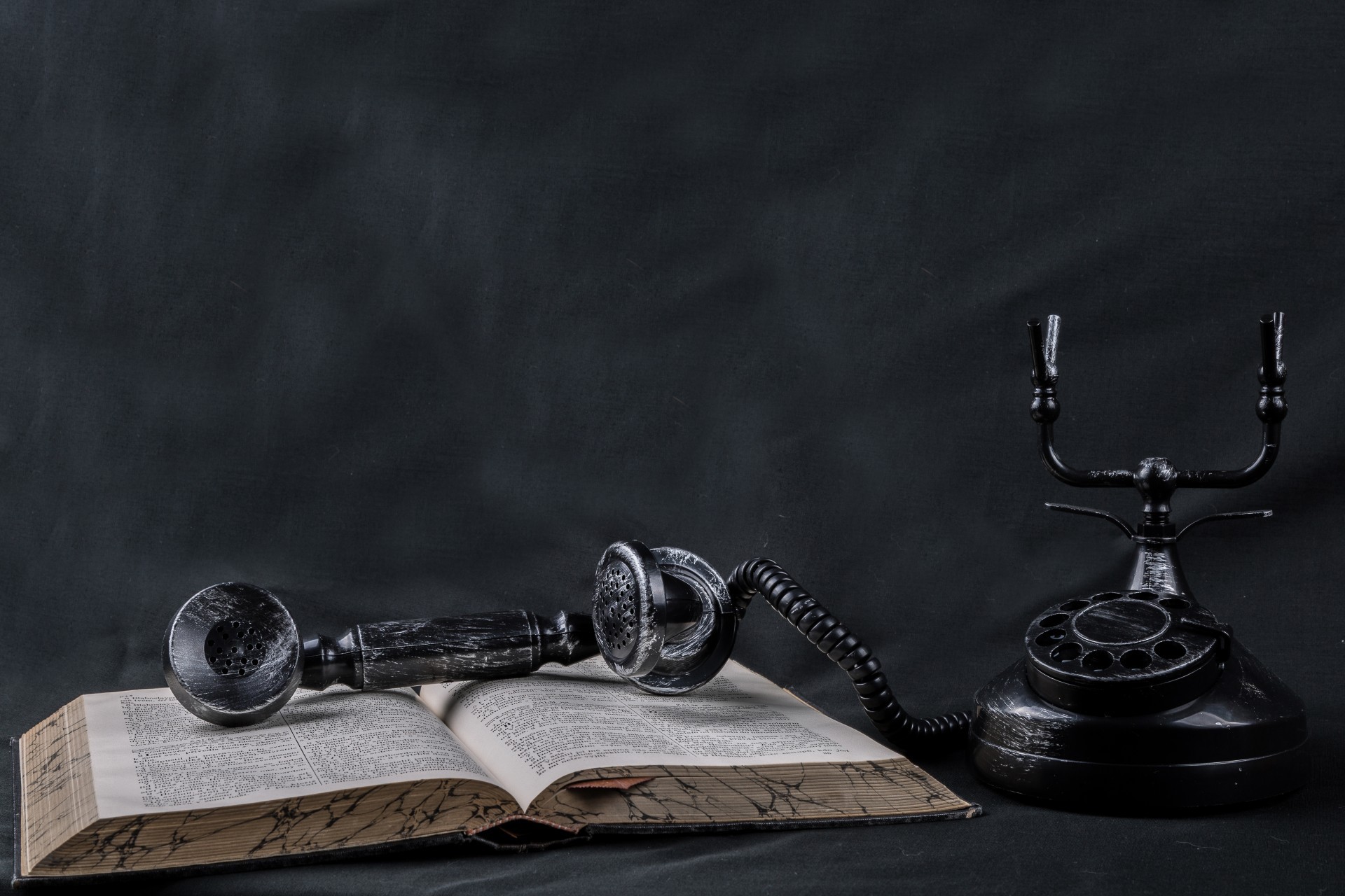 Noc jest porą słów.