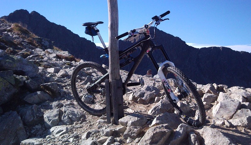 Przedmioty, które kiedyś były ważne, pełne znaczenia, teraz leżały bezwładnie …