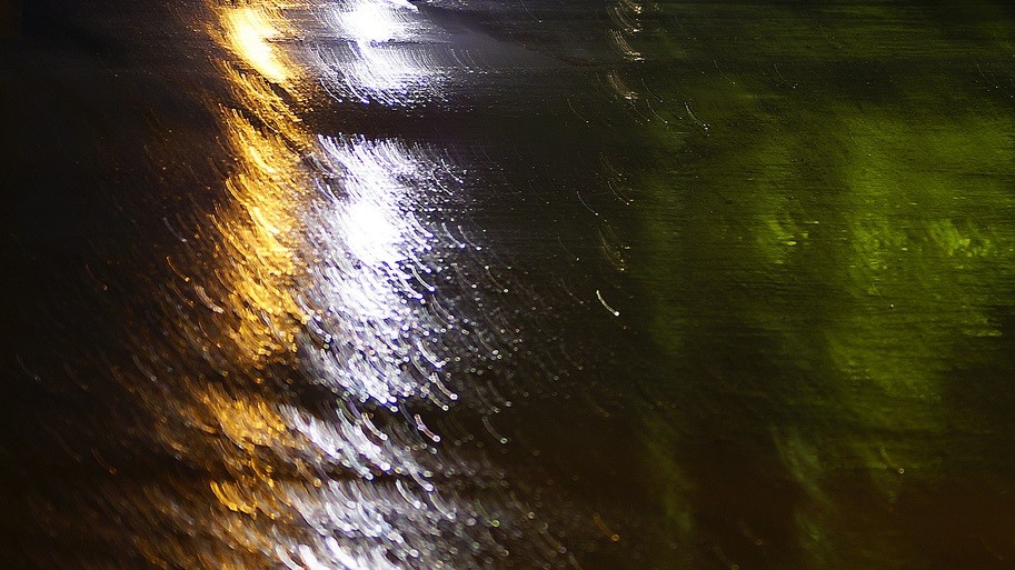 Jestem milczący od kiedy na podniebieniu zalęgły mi się niedopowiedzenia.