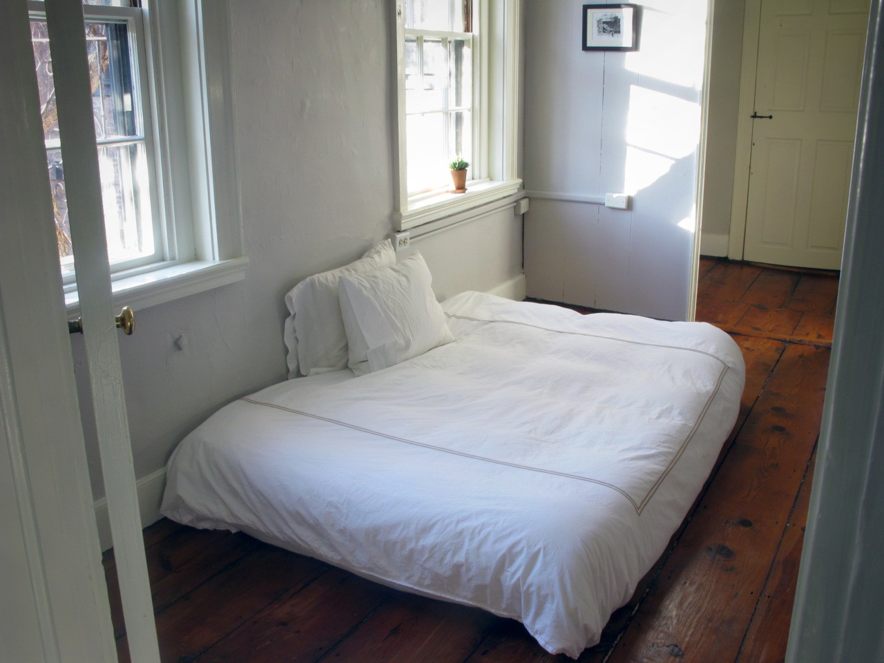 Leżę, patrzę w podłogę i nie chcę.