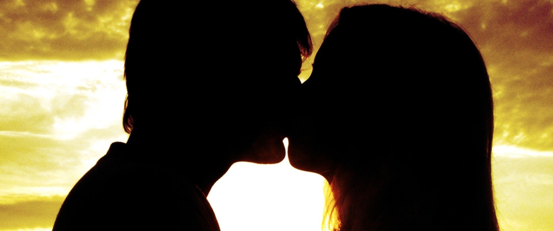 On długo patrzył jej w oczy, a potem przyciągnął czule …