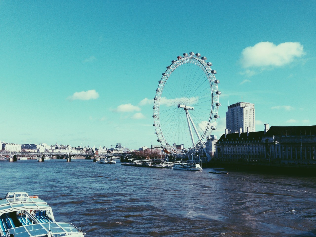 Szczególną cechą świata jest to, że kręci się dalej bez …