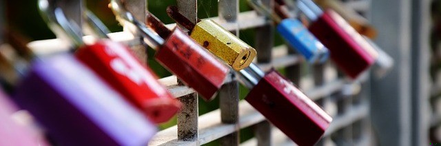 Kochasz mnie- szepczę. Jego oczy stają się jeszcze większe. Bierze …