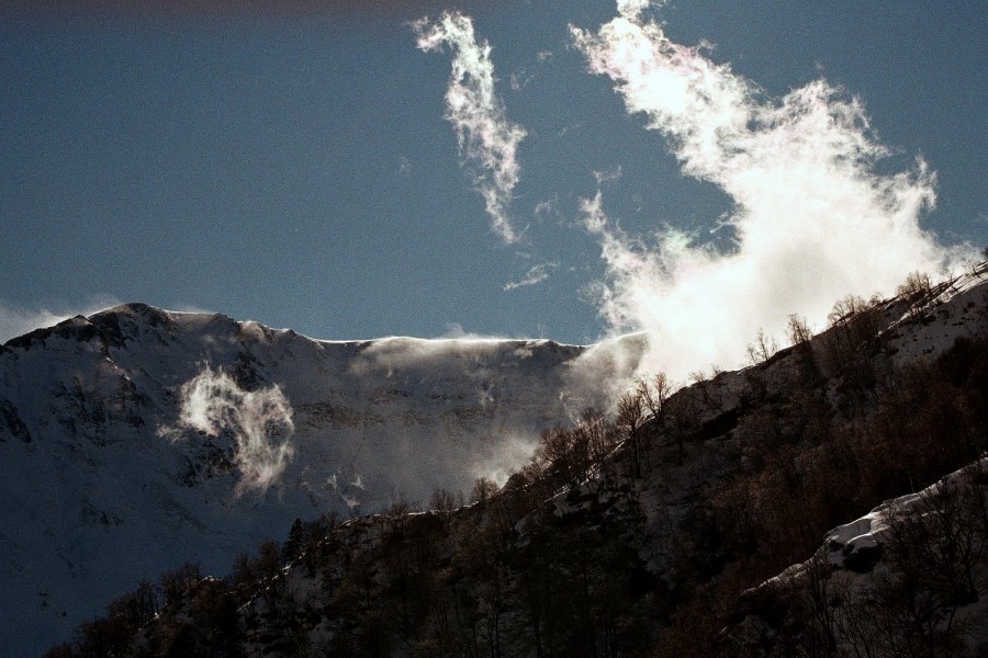 Człowiek rodzi się z zaciśniętymi piąstkami, jakby chciał powiedzieć: cały …