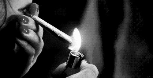 Tylko w nocy oddycham, siedząc przy oknie, paląc papierosy […].