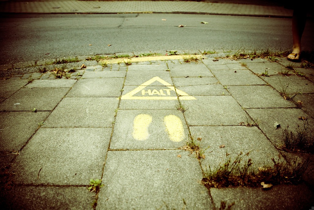 Nie chciała, aby widział, że płacze. Była przecież tak dumna.