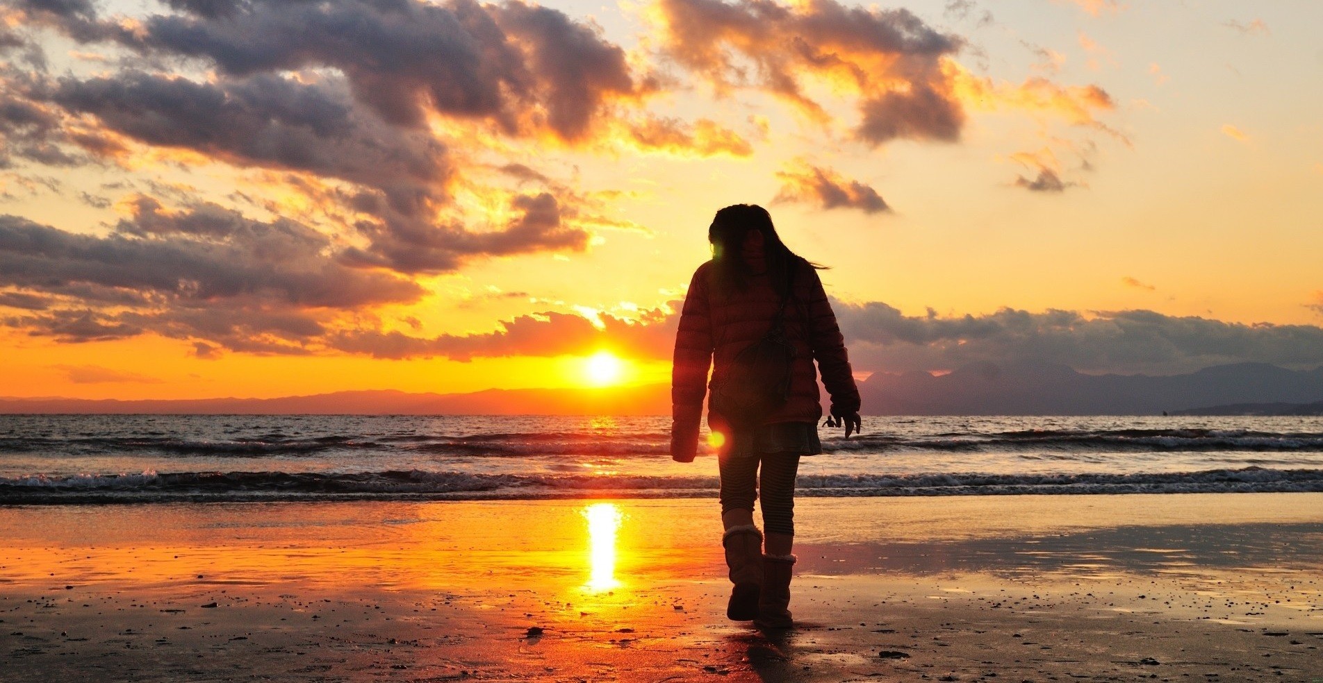 Wiesz… gdy się jest bardzo smutnym, lubi się zachody słońca…