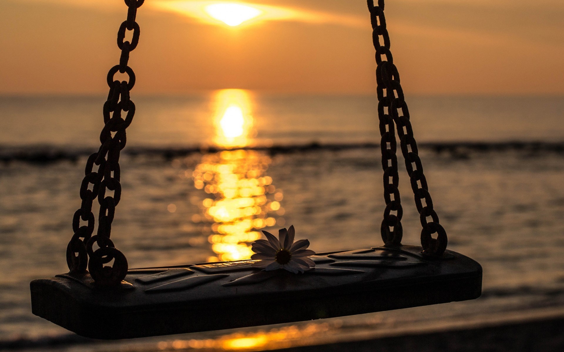 Pytanie o szczęście zadajemy często, ponieważ ono jedynie ciągle nas …