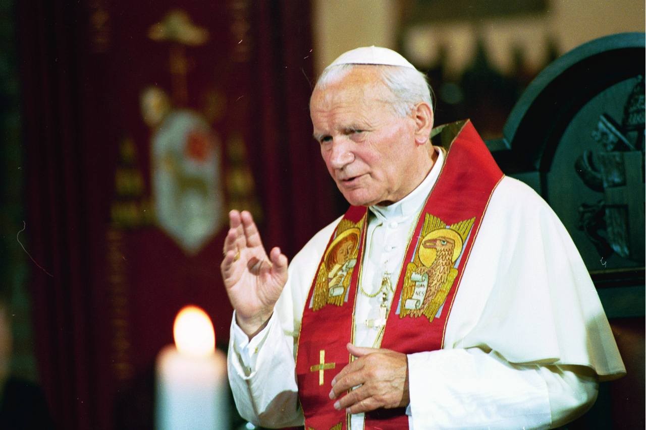 Człowiek nie może być tylko wychowywany. Musi wychowywać samego siebie, …